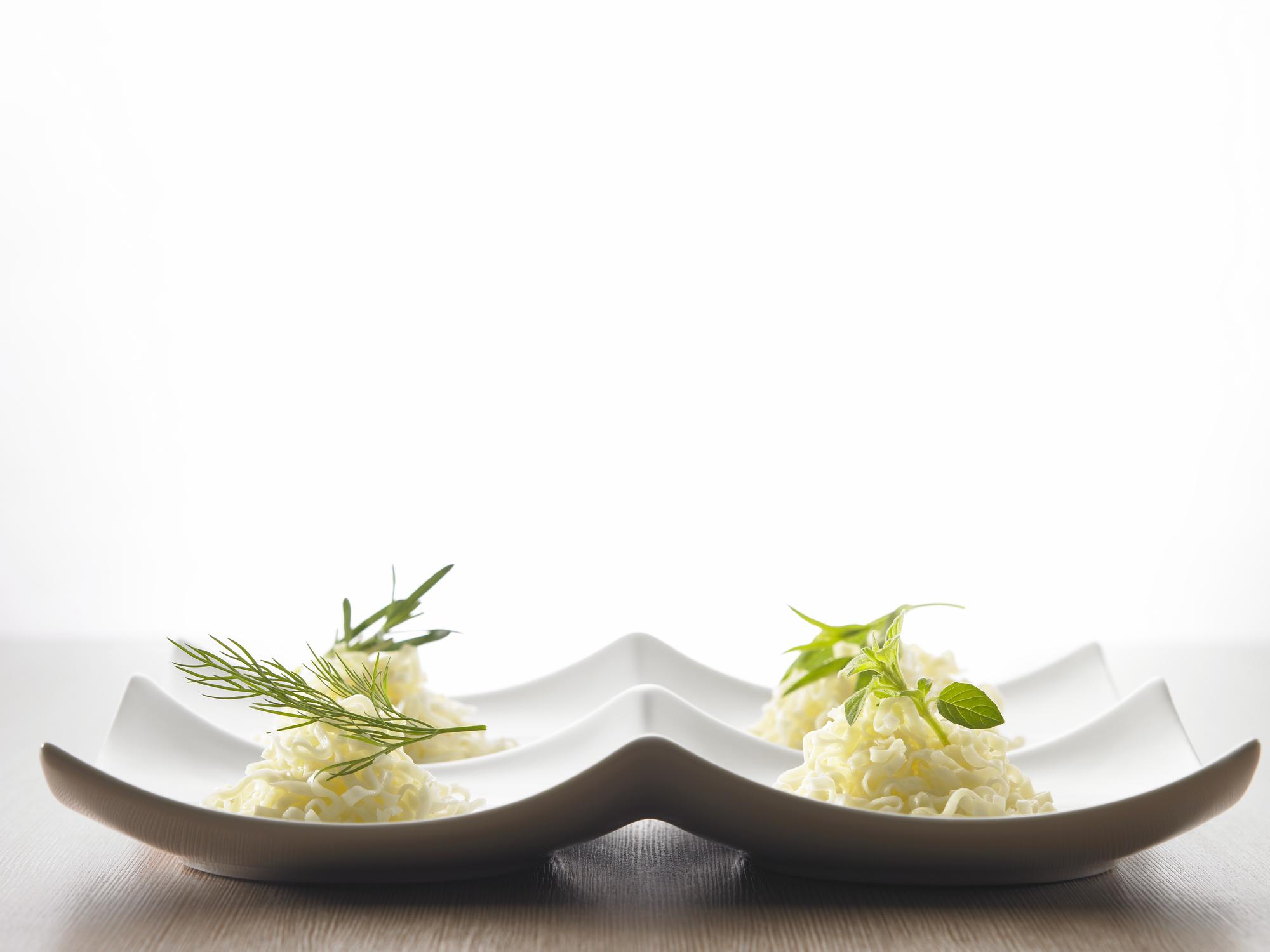 Piatto finito su tavola minimal